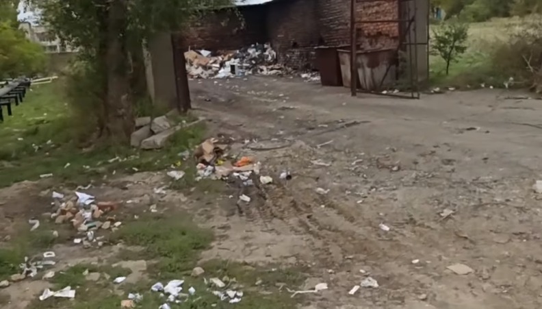 Фото: мусор во дворе ЦРБ Светлограда