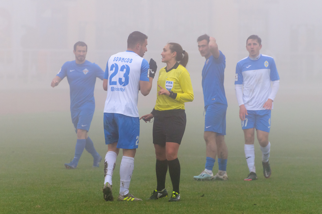 Вера Опейкина (в центре) обслуживала матч в Ставрополе в прошлом году в туманном дерби