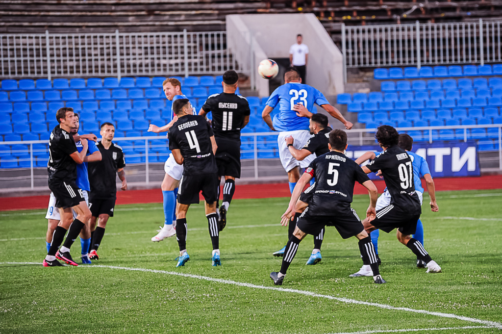 Михаил Борисов (номер 23) забивает гол в ворота команды «Кубань Холдинг»