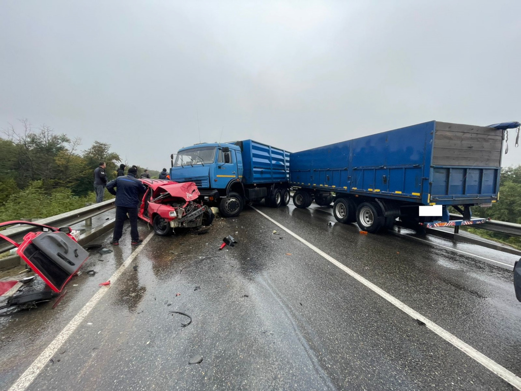 В Ставрополе КамАЗ врезался во внедорожник на Северном Обходе. Движение  перекрыто